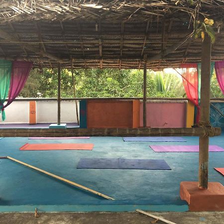 Mk Gardens Surf & Yoga House Hotel Varkala Buitenkant foto