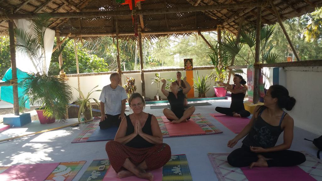 Mk Gardens Surf & Yoga House Hotel Varkala Buitenkant foto