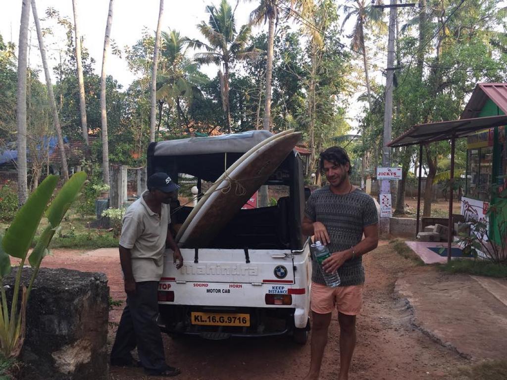 Mk Gardens Surf & Yoga House Hotel Varkala Buitenkant foto