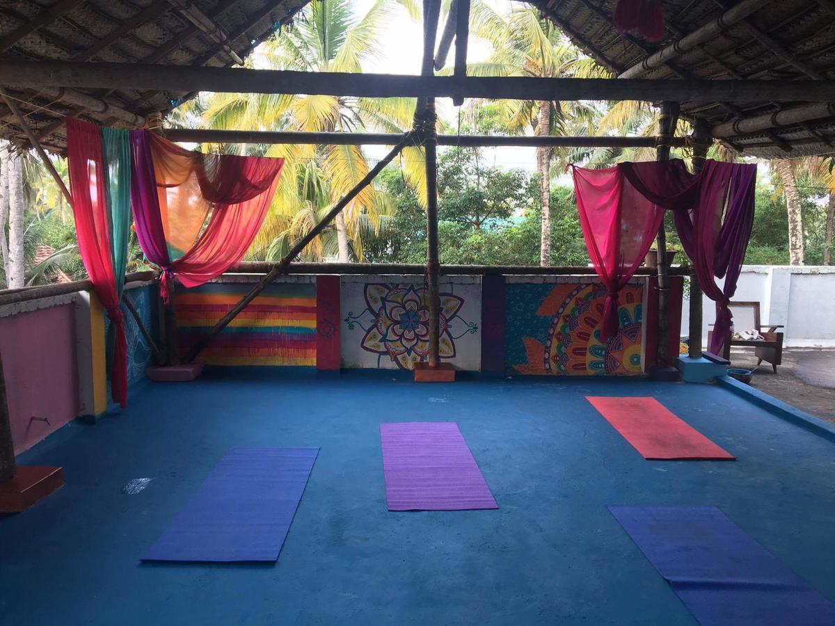 Mk Gardens Surf & Yoga House Hotel Varkala Buitenkant foto